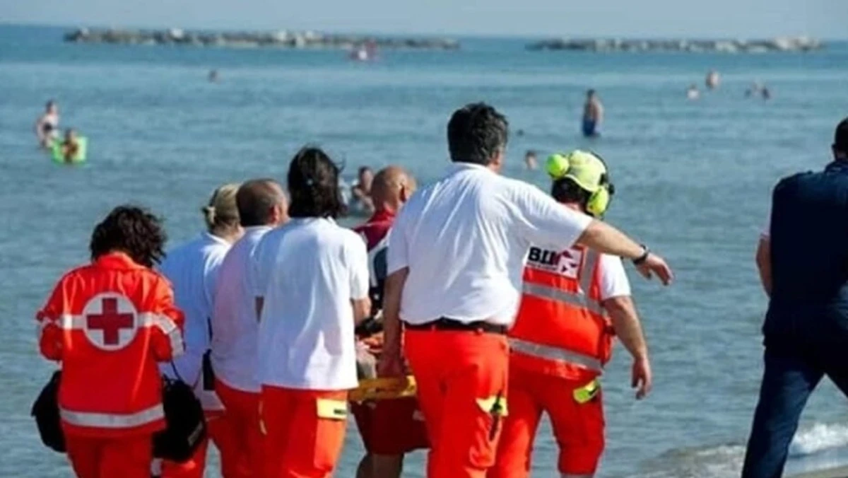 Tragedia in mare: padre muore in mare per salvare il pallone del figlio Tragedia in mare: padre muore in mare per salvare il pallone del figlio
