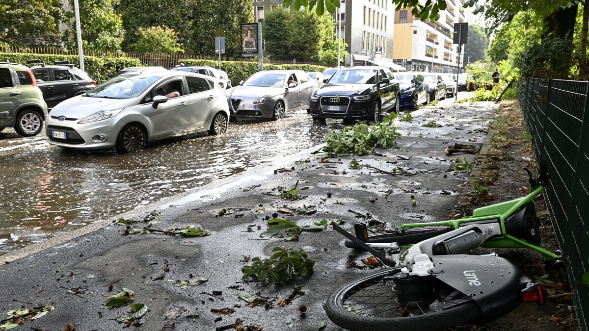 Tempesta improvvisa in Italia, alberi pericolanti e oggetti volanti: “La situazione peggiora sempre di più” Tempesta improvvisa in Italia, alberi pericolanti e oggetti volanti: “La situazione peggiora sempre di più”