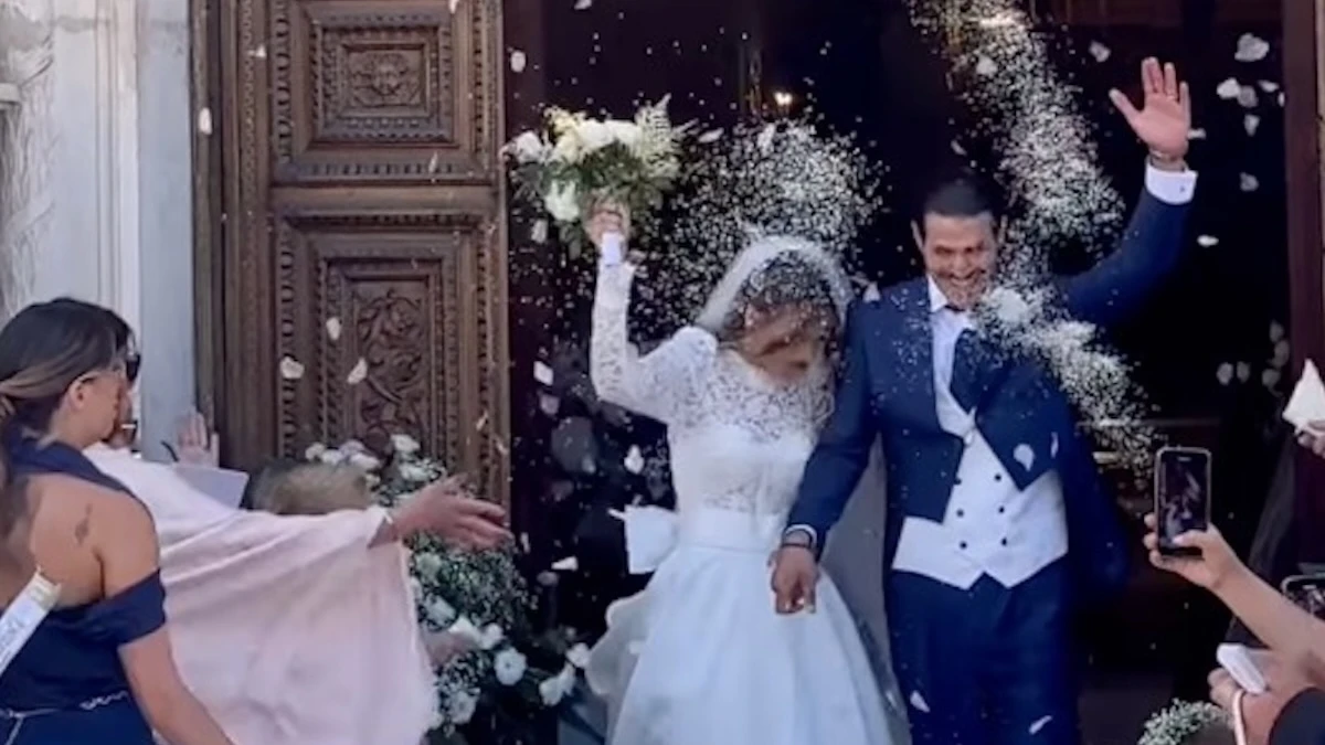 Si sono sposati! Matrimonio a sorpresa per il volto di Canale 5 e la fidanzata: bellissimi nel loro giorno speciale (FOTO)