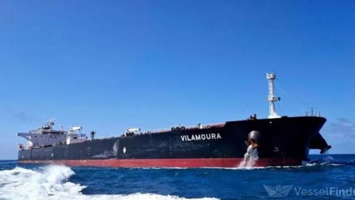 Esplosione su petroliera nel Mediterraneo: squarciata in due Esplosione su petroliera nel Mediterraneo: squarciata in due