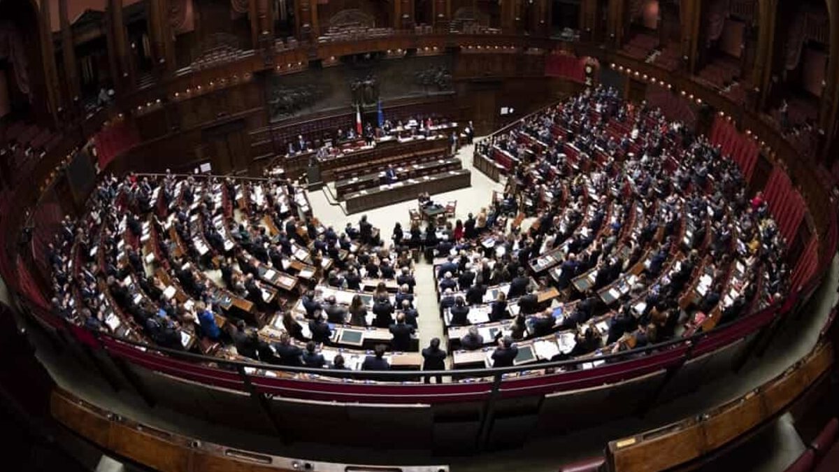“L’aria condizionata…”. Scoppia protesta alla Camera, il motivo è assurdo! Italiani senza parole “L’aria condizionata…”. Scoppia protesta alla Camera, il motivo è assurdo! Italiani senza parole