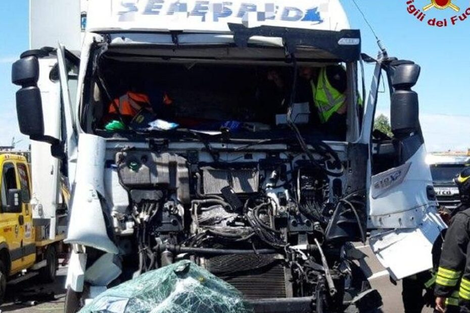 “Autostrada chiusa, code lunghissime”. Devastante incidente, lamiere e detriti sparsi tutto intorno “Autostrada chiusa, code lunghissime”. Devastante incidente, lamiere e detriti sparsi tutto intorno