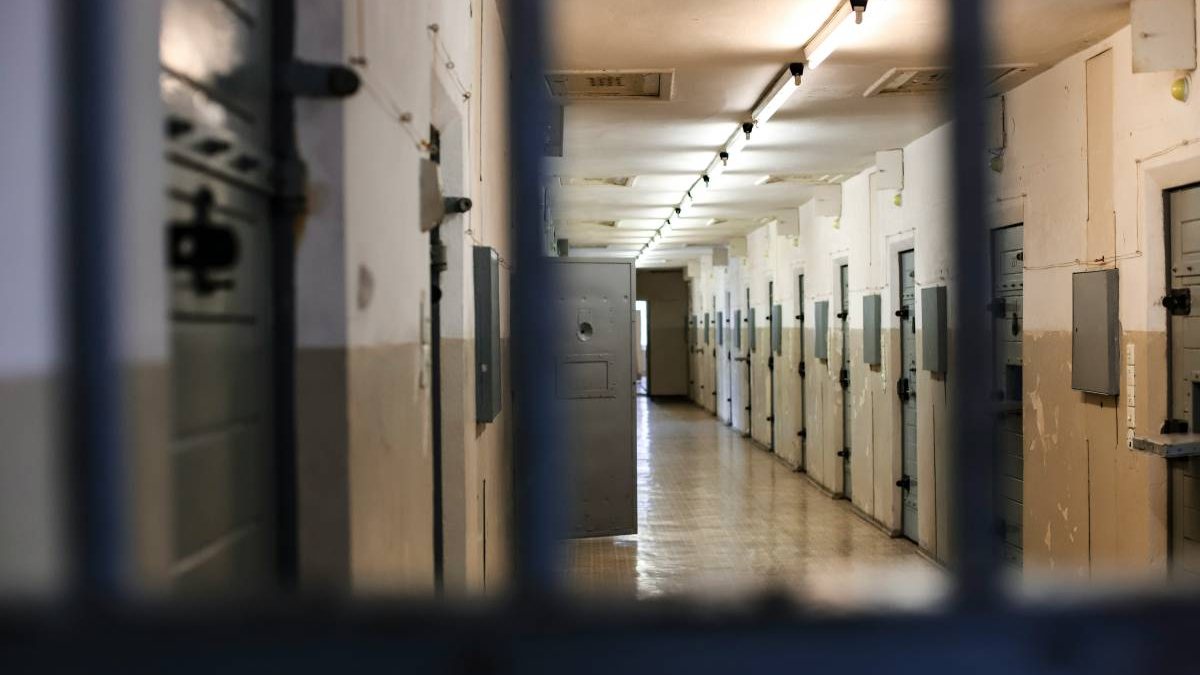 Carcere di Rieti in fiamme, detenuti in rivolta: agente preso a testate Carcere di Rieti in fiamme, detenuti in rivolta: agente preso a testate