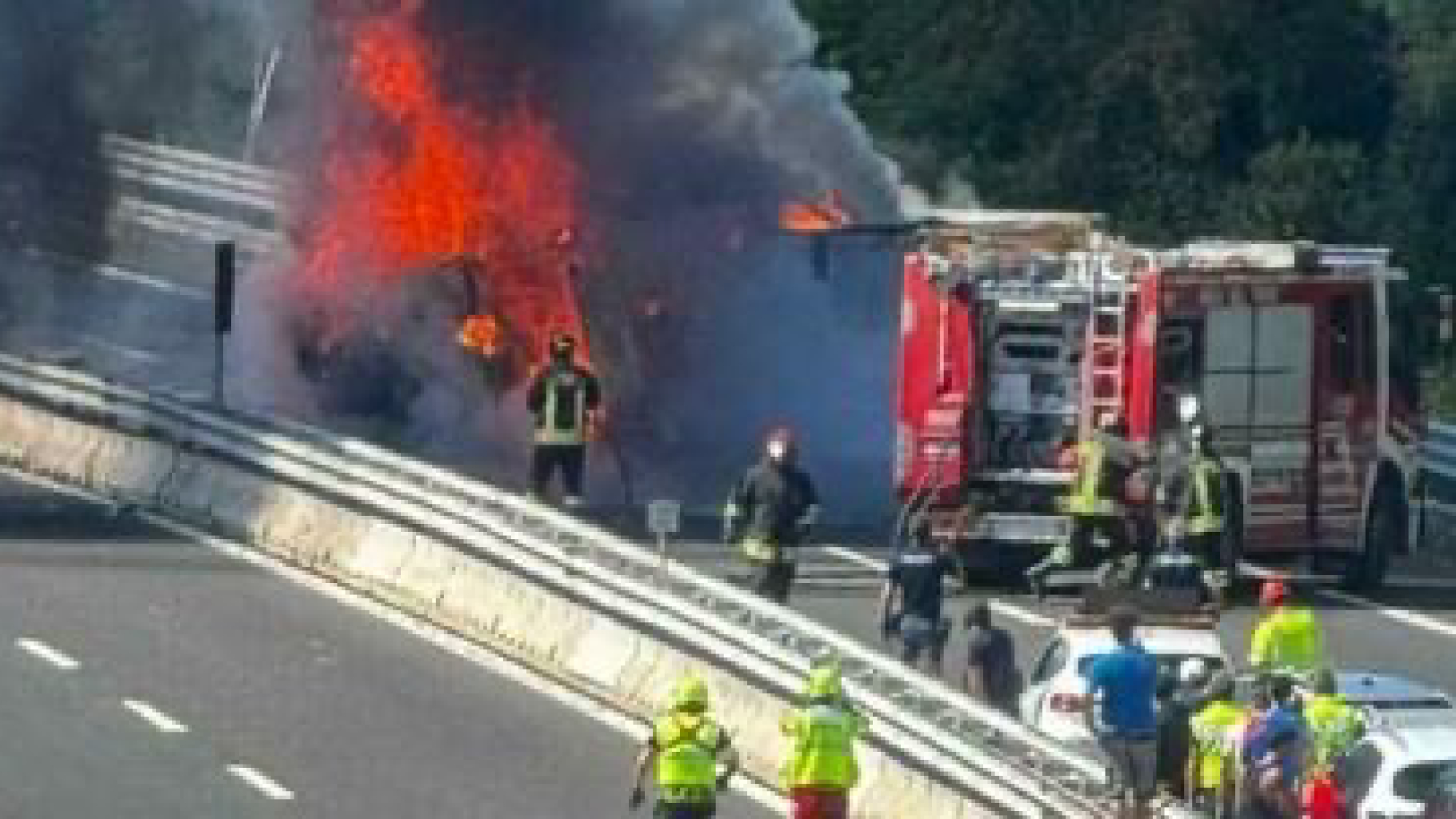 Scontro atroce tra auto e tir, incendio e chiusura dell’autostrada. Code chilometriche Scontro atroce tra auto e tir, incendio e chiusura dell’autostrada. Code chilometriche