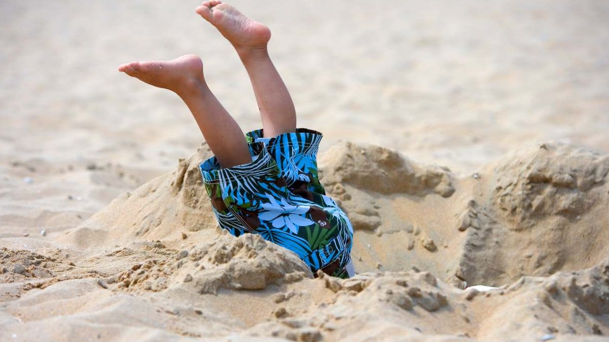 Scavare buche in spiaggia può uccidere: la tragedia di Montalto e i tanti precedenti ignorati Scavare buche in spiaggia può uccidere: la tragedia di Montalto e i tanti precedenti ignorati