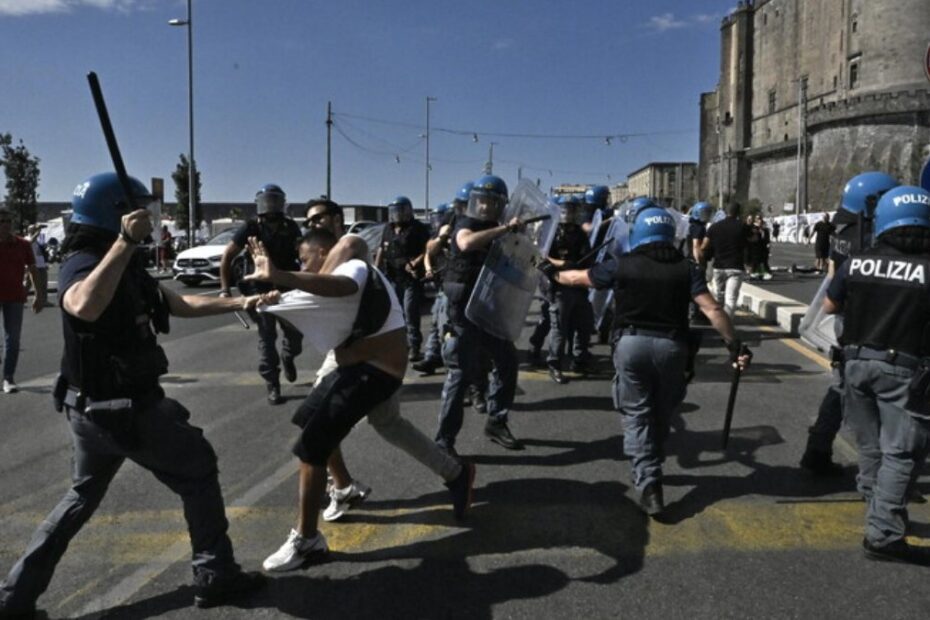 scontri manifestazione disoccupati napoli