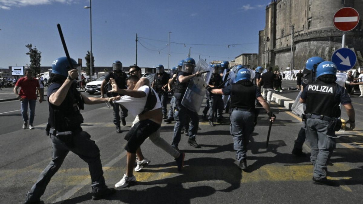 scontri manifestazione disoccupati napoli