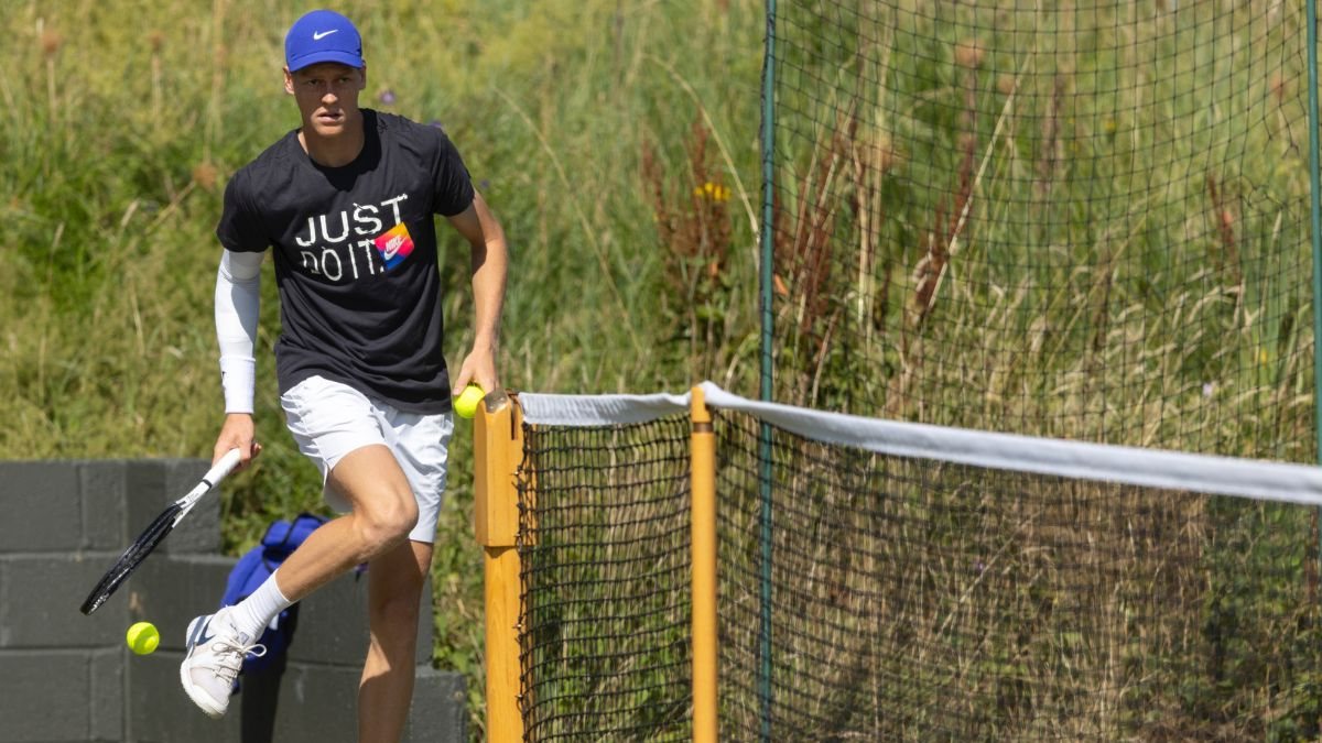 Wimbledon, il curioso allenamento di Sinner prima del match con Djokovic Wimbledon, il curioso allenamento di Sinner prima del match con Djokovic