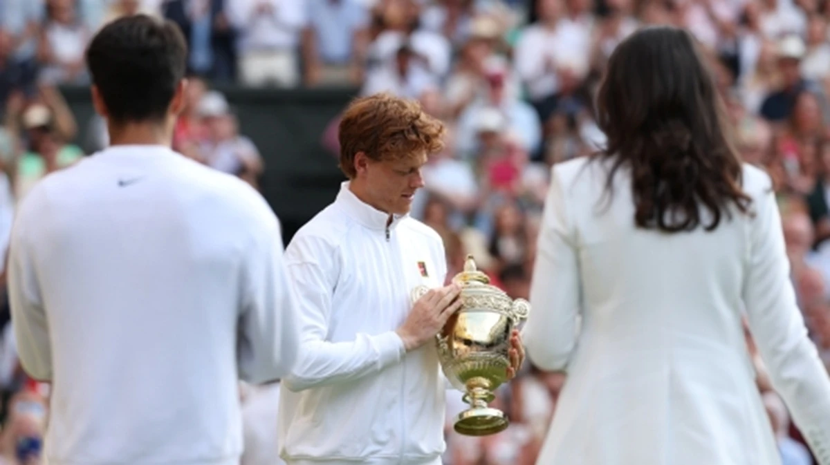 “Ha dovuto restituire la coppa”. Wimbledon, il trofeo lascia le mani di Jannik Sinner: ecco perché “Ha dovuto restituire la coppa”. Wimbledon, il trofeo lascia le mani di Jannik Sinner: ecco perché
