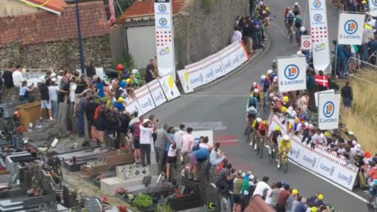 Tour de France nella bufera, tifosi beccati così! Le immagini sconvolgenti fanno il giro del mondo Tour de France nella bufera, tifosi beccati così! Le immagini sconvolgenti fanno il giro del mondo