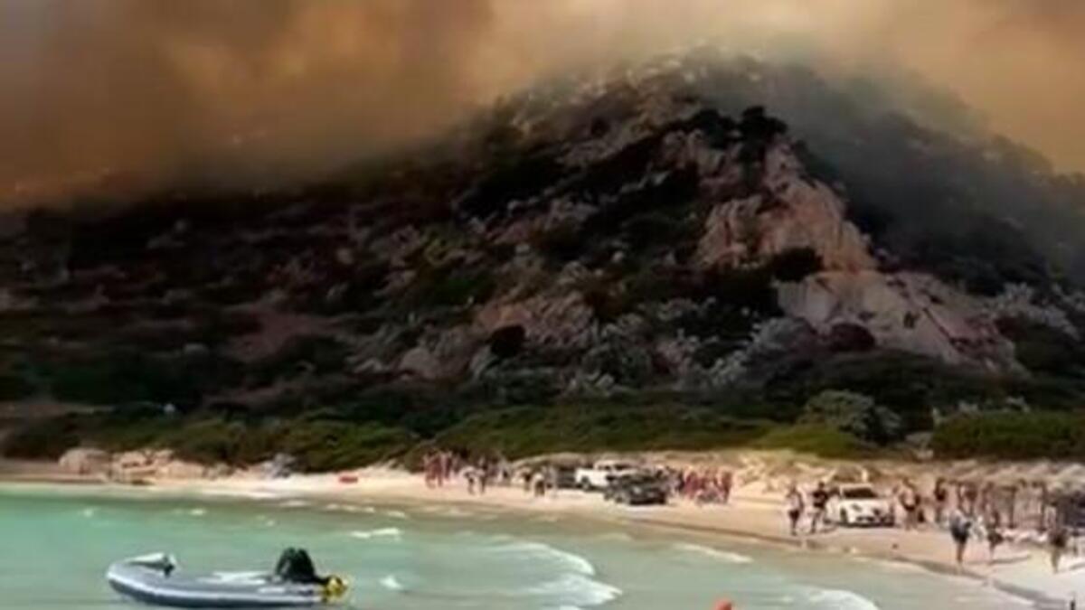 Inferno di fuoco a Villasimius, bagnanti in fuga dalla spiaggia Inferno di fuoco a Villasimius, bagnanti in fuga dalla spiaggia