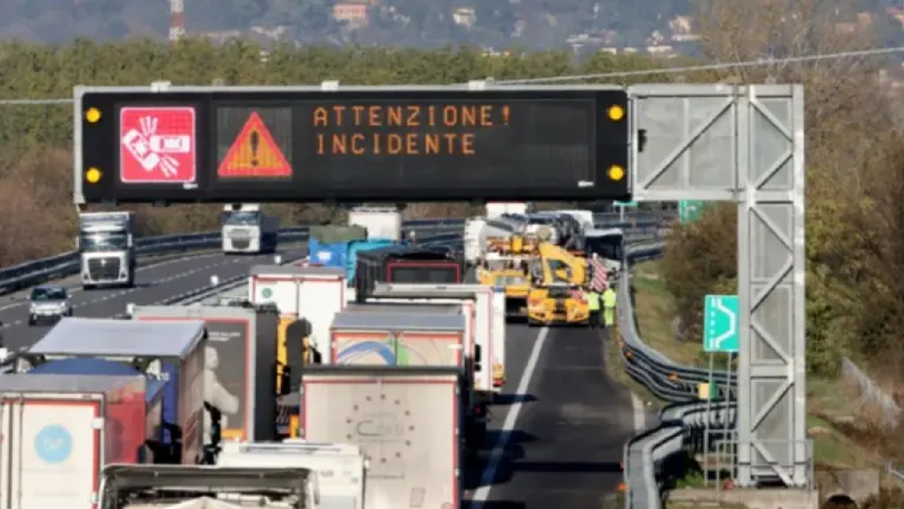Scontro tremendo in autostrada, poi l’incendio. Tragedia all’alba Scontro tremendo in autostrada, poi l’incendio. Tragedia all’alba