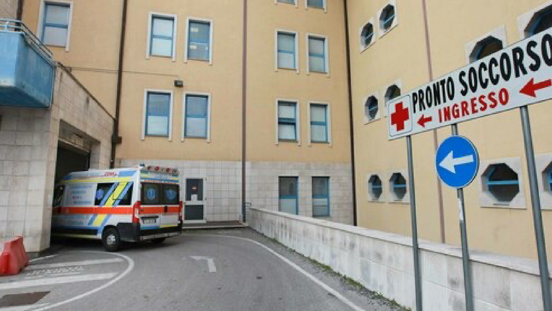 cede la balaustra del teatro padre e figlio precipitano durante un selfie