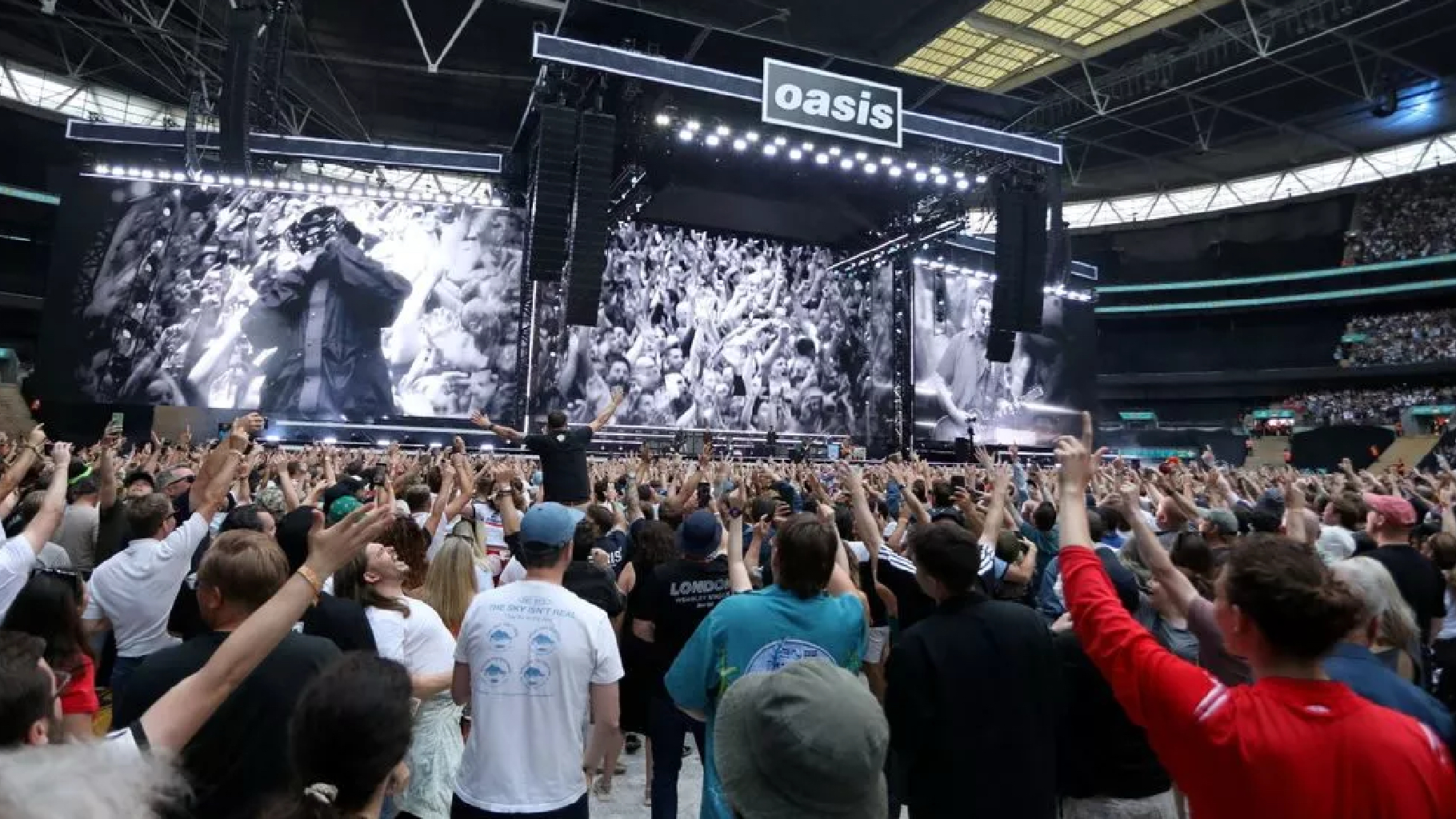 “È crollato tra la folla”, un morto nel mega concerto: “Dolore immenso” “È crollato tra la folla”, un morto nel mega concerto: “Dolore immenso”