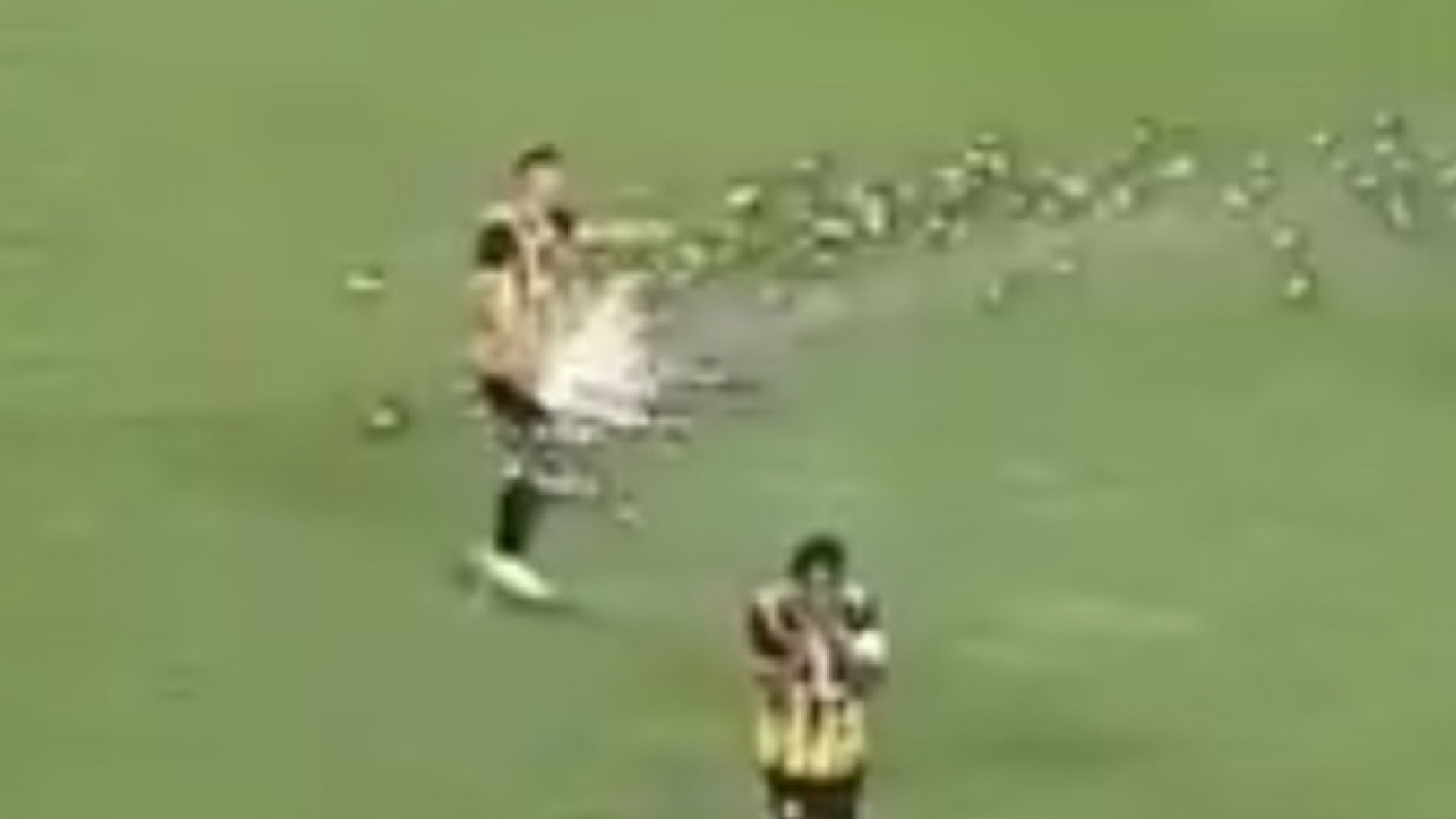 Atroce, fuochi d’artificio colpiscono in campo il calciatore dopo il gol della vittoria Atroce, fuochi d’artificio colpiscono in campo il calciatore dopo il gol della vittoria