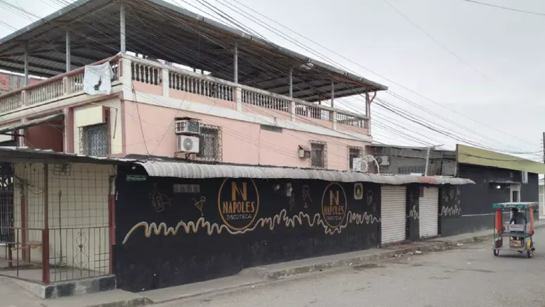 sparatoria davanti a una discoteca otto morti anche il fratello del sindaco