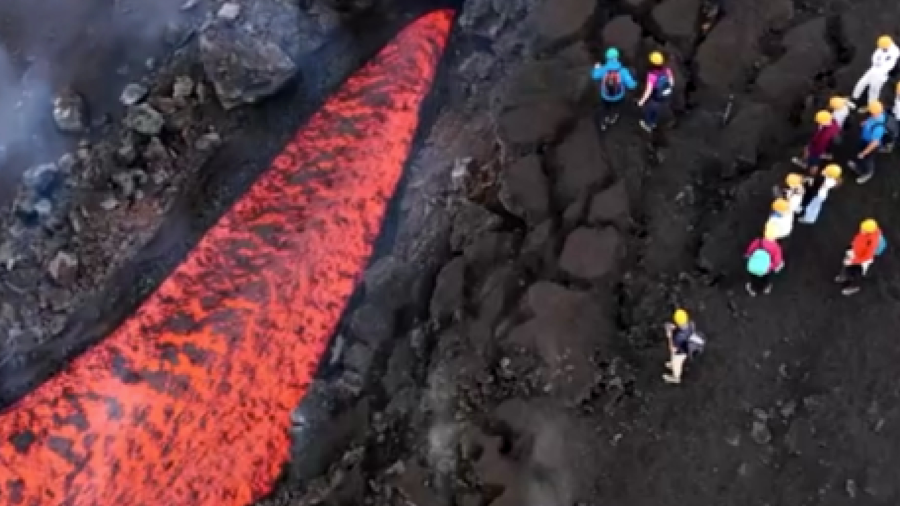 lingua di fuoco dall8217etna turisti troppo vicini per un selfie cosa 232 successo