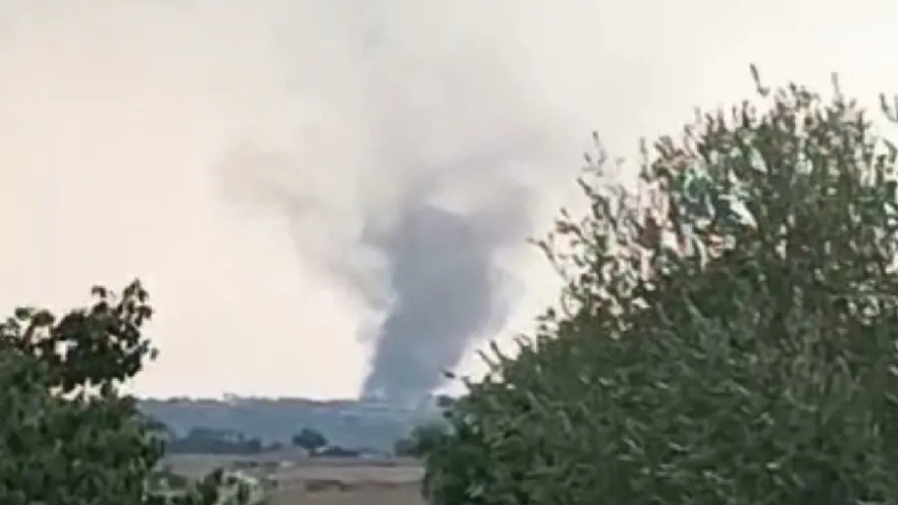 Detriti ovunque, paura: tromba d’aria improvvisa in arrivo forti temporali (VIDEO)