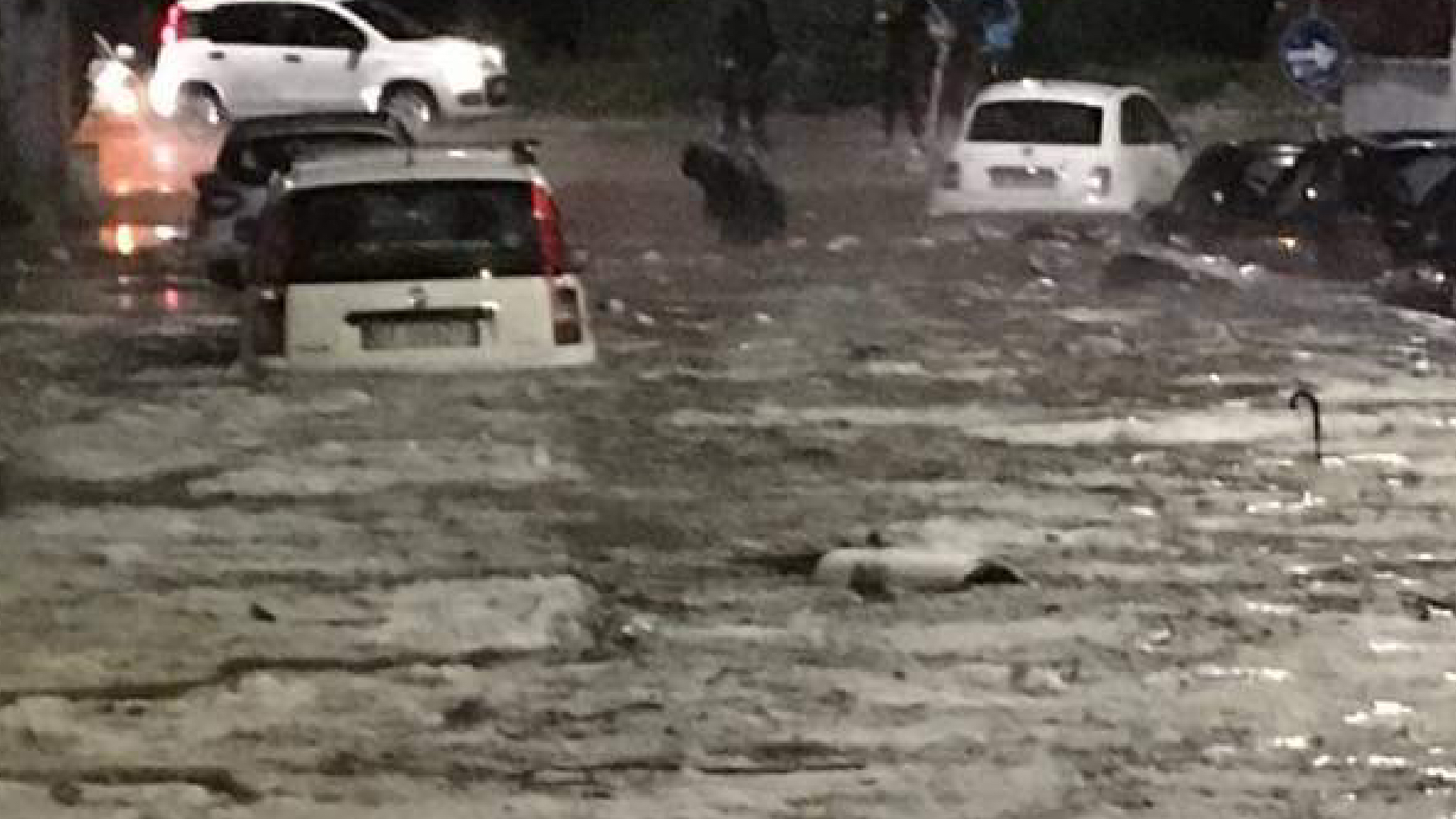 Bomba d’acqua all’alba su Roma, strade allagate e disagi Bomba d’acqua all’alba su Roma, strade allagate e disagi
