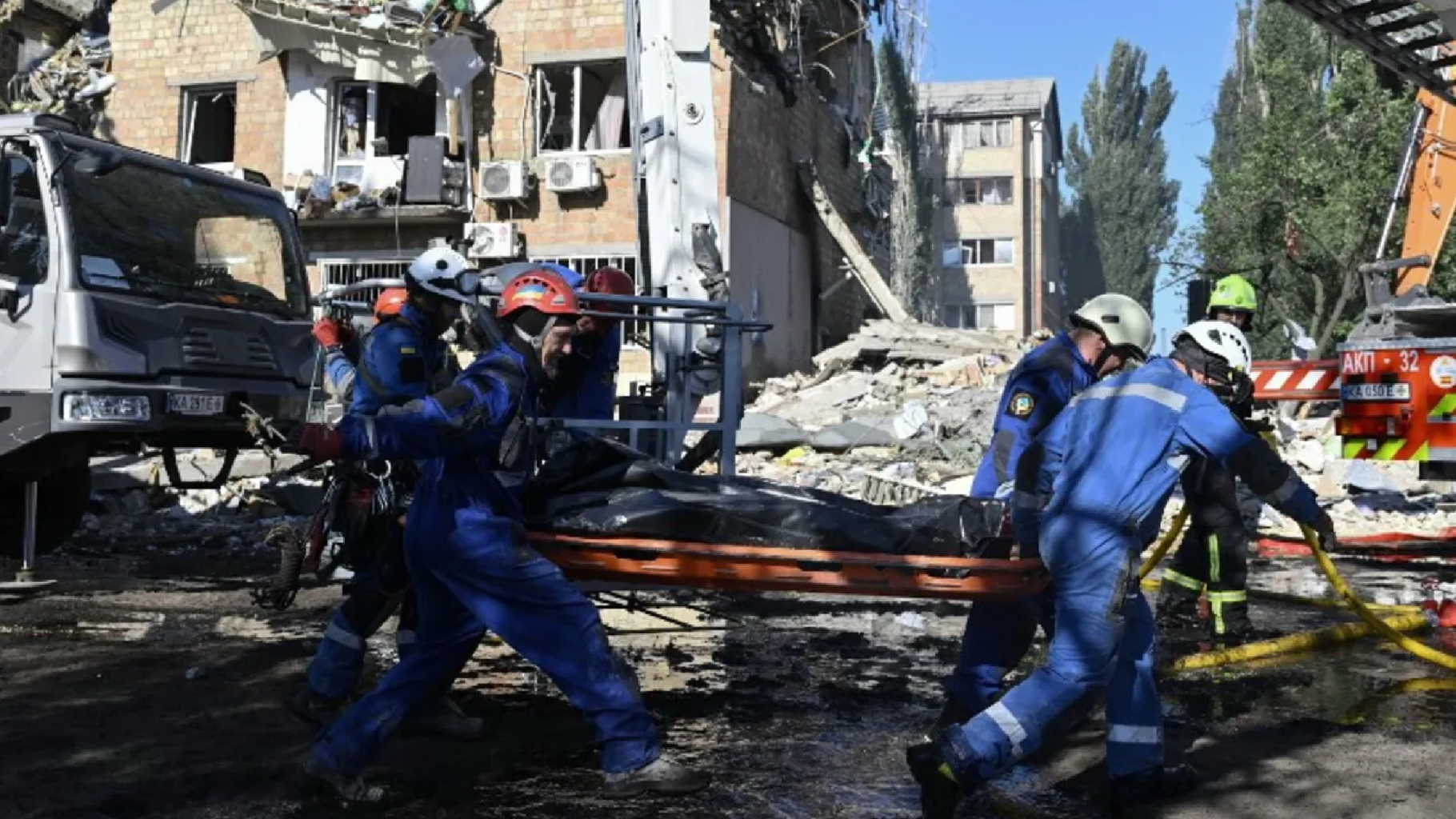 Nuova notte di raid russi, vittime e feriti in diverse città ucraine. Zelensky lancia un ultimatum a Putin Nuova notte di raid russi, vittime e feriti in diverse città ucraine. Zelensky lancia un ultimatum a Putin