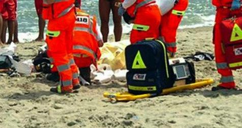 dramma improvviso in spiaggia davanti ai turisti donna crolla sulla sabbia e muore tra le urla da Thesocialpost.it dramma improvviso in spiaggia davanti ai turisti donna crolla sulla sabbia e muore tra le urla