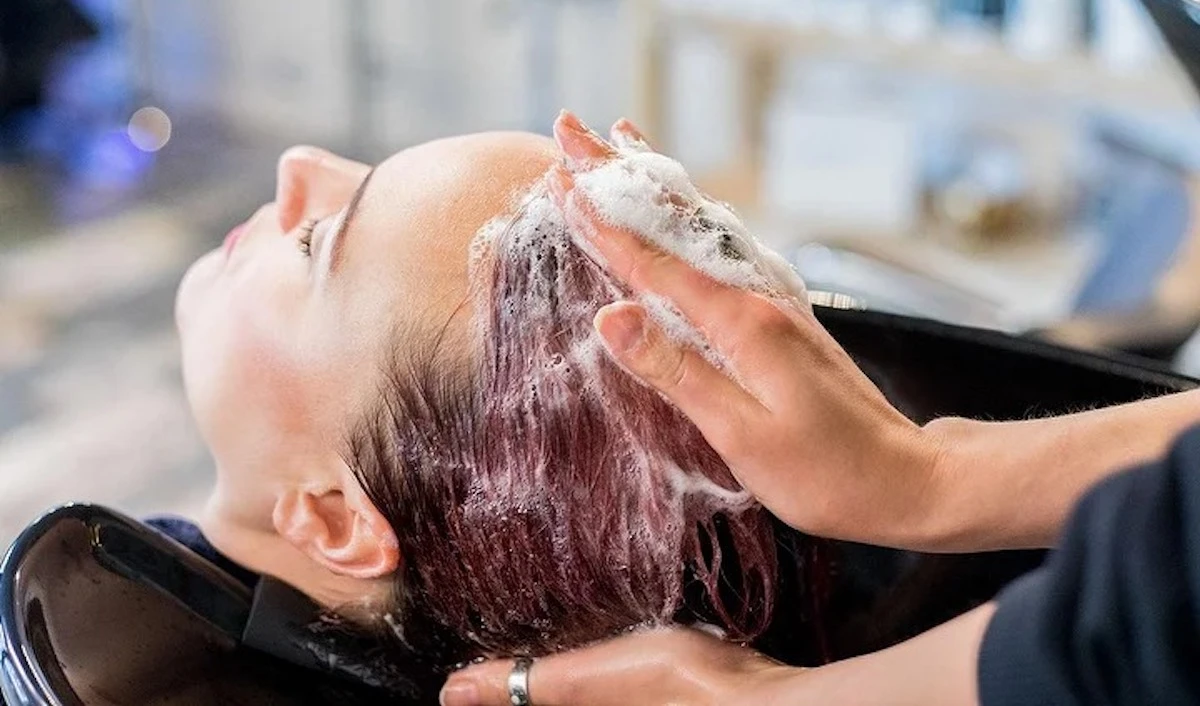 Capelli persi dopo lo shampoo in salone: cosa è accaduto davvero