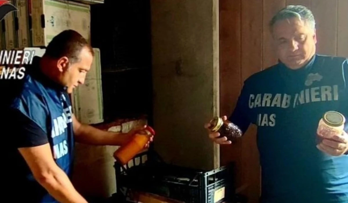 Sequestro choc in Italia: 674 chili di cibo tra ragnatele e guano, scatta l’allarme botulino Sequestro choc in Italia: 674 chili di cibo tra ragnatele e guano, scatta l’allarme botulino