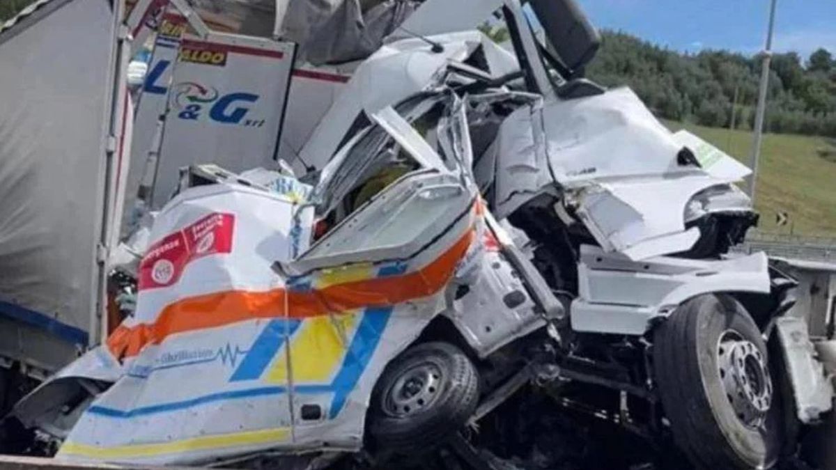 incidente sull8217a1 tra camion e ambulanza cosa 232 successo veramente la svolta sull8217autista