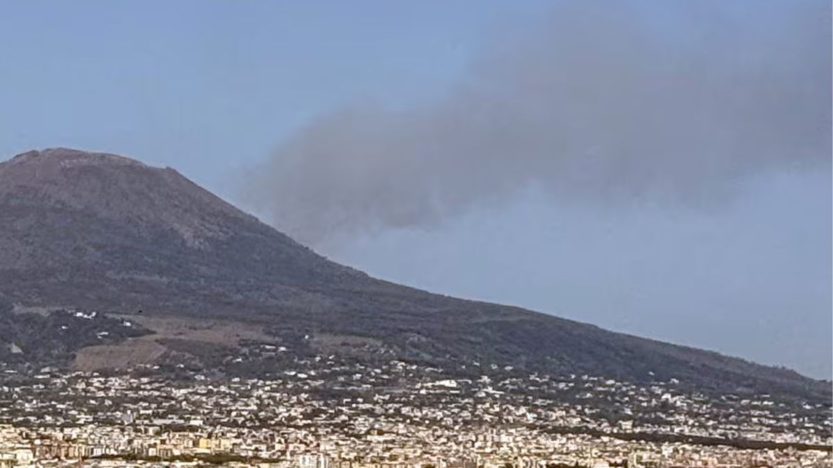 terribile incendio sul vesuvio enorme colonna di fumo nera cosa succede