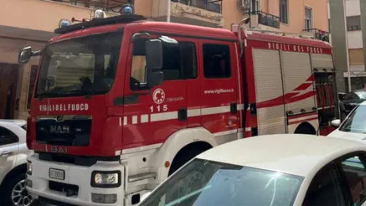 Esplosione in una palazzina, boato fortissimo e fiamme: la situazione
