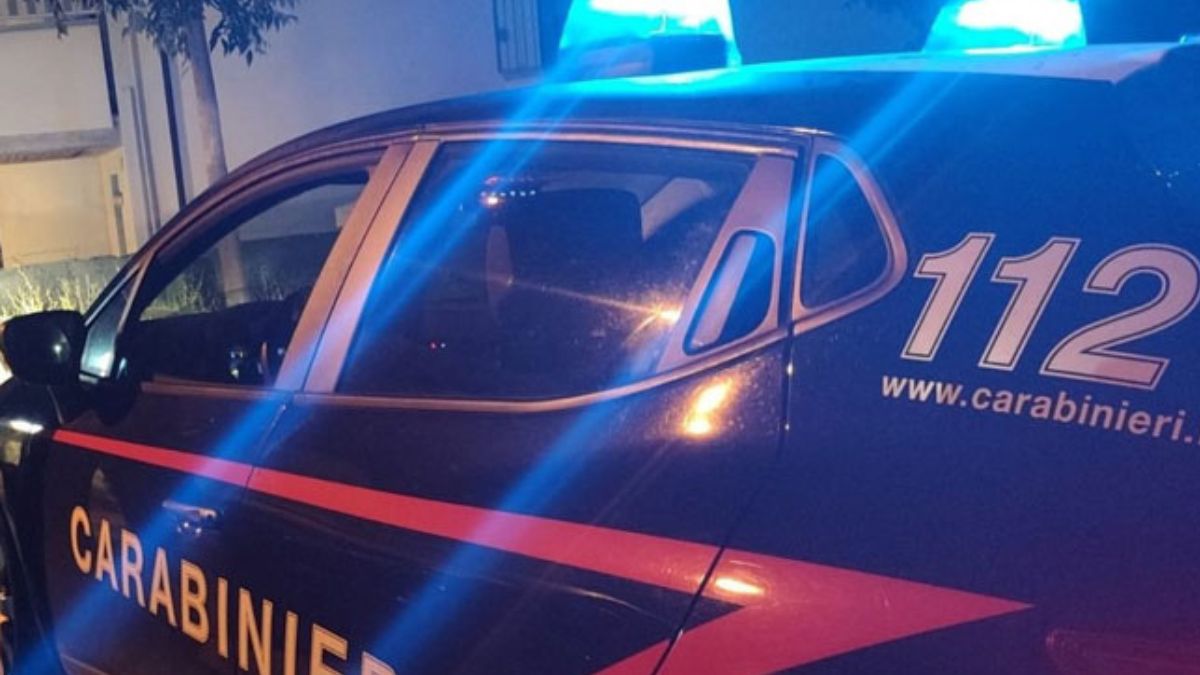 “Una pozza di sangue”. Torna a casa e viene accoltellato ripetutamente, la scoperta shock: tutto per quella borsa “Una pozza di sangue”. Torna a casa e viene accoltellato ripetutamente, la scoperta shock: tutto per quella borsa