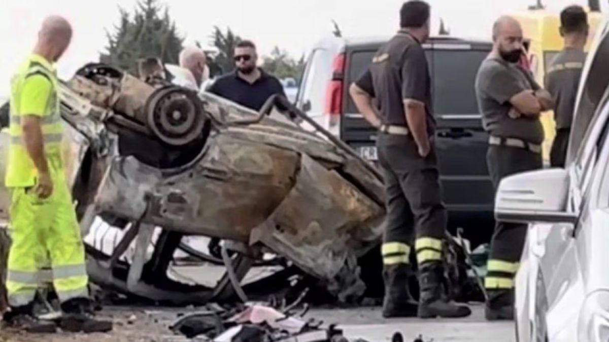 Dramma in strada, schianto frontale e auto a fuoco: “È il panico” Dramma in strada, schianto frontale e auto a fuoco: “È il panico”