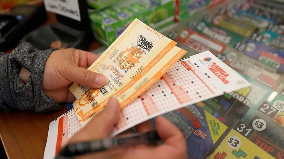 Pensionata vince 75 milioni alla lotteria, poi perde tutto in una settimana: “Non potete farlo” Pensionata vince 75 milioni alla lotteria, poi perde tutto in una settimana: “Non potete farlo”