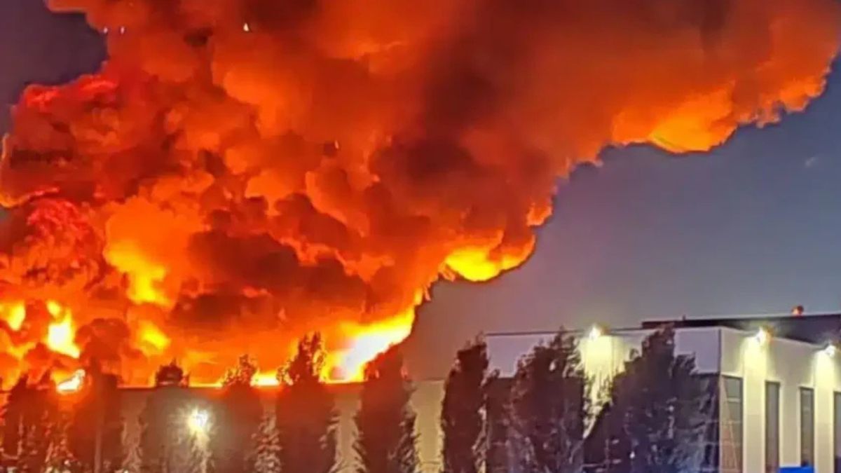 Incendio devastante, forti esplosioni e colonna di fumo altissimo: cosa succede Incendio devastante, forti esplosioni e colonna di fumo altissimo: cosa succede