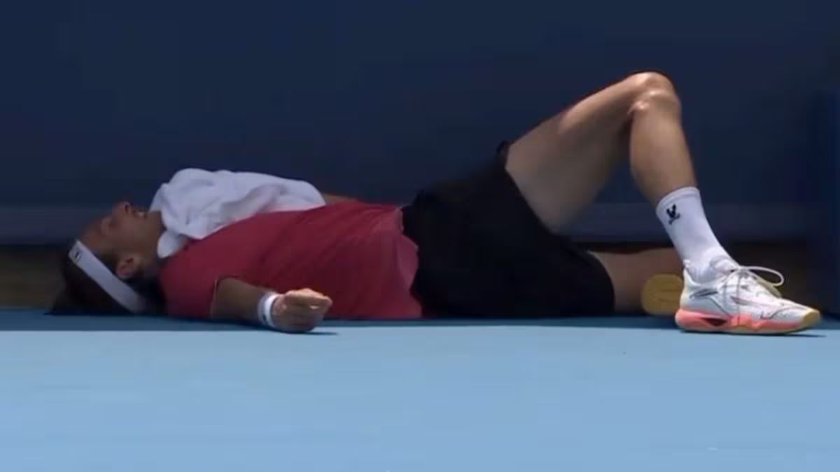 “Non sto bene”. Il tennista si accascia così all’improvviso, durante il torneo “Non sto bene”. Il tennista si accascia così all’improvviso, durante il torneo