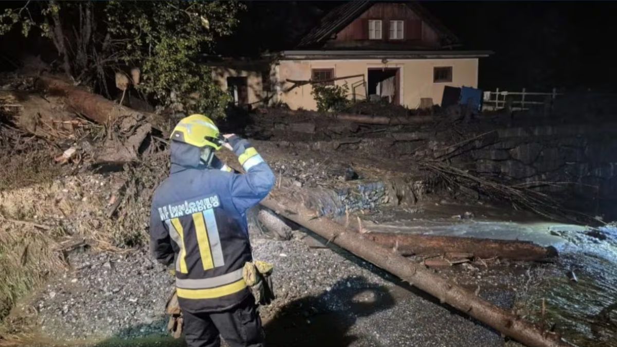 Frana precipita sull’auto, a bordo una famiglia. Dramma in Italia: “Anche due bambini”