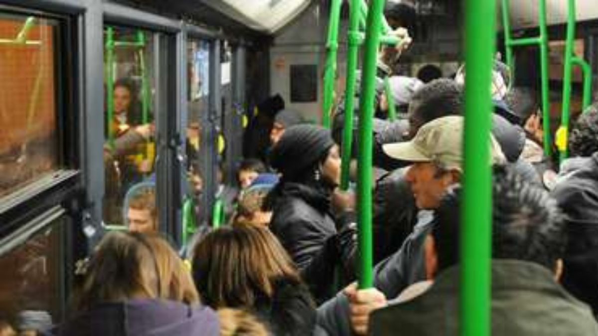 viene sgridato dall8217autista sull8217autobus lui lo aggredisce violenza inaudita perch233 lo aveva ripreso