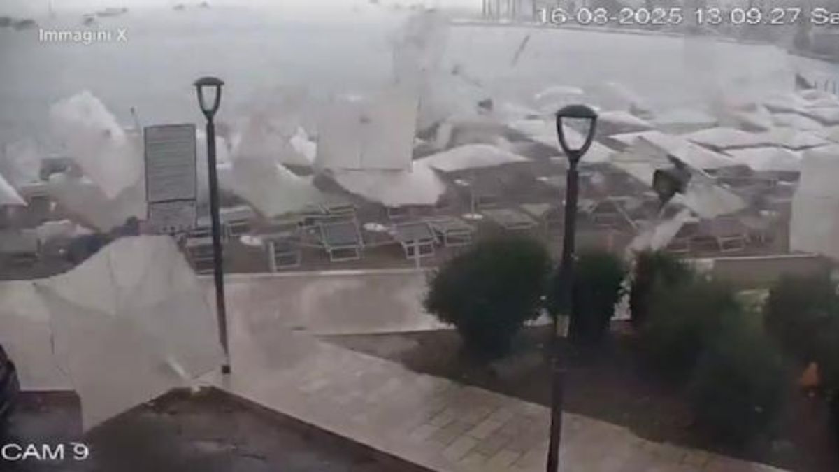 Italia, tromba marina devasta il lido: sradicati ombrelloni e lettini. Tanta paura e feriti Italia, tromba marina devasta il lido: sradicati ombrelloni e lettini. Tanta paura e feriti