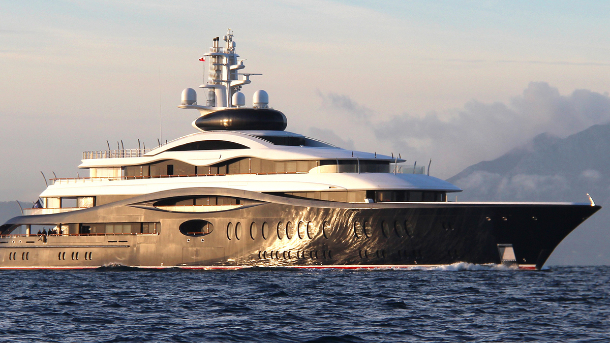 “Ma è suo”. Si presenta a Napoli con uno yacht da 300 milioni di euro. Tutti scioccati: uno degli uomini più ricchi al mondo “Ma è suo”. Si presenta a Napoli con uno yacht da 300 milioni di euro. Tutti scioccati: uno degli uomini più ricchi al mondo