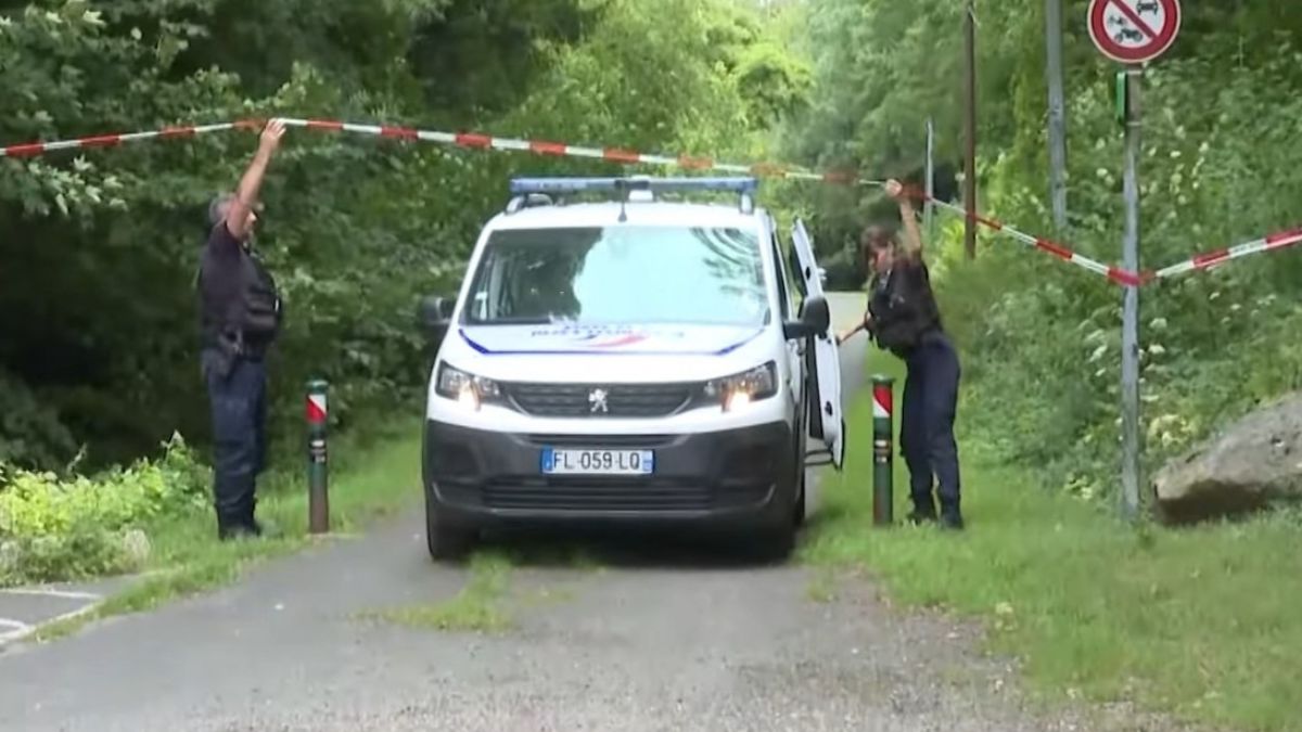 “Massacrato, il corpo disposto a forma di croce”. L’orribile scoperta nel parco, scena da film horror