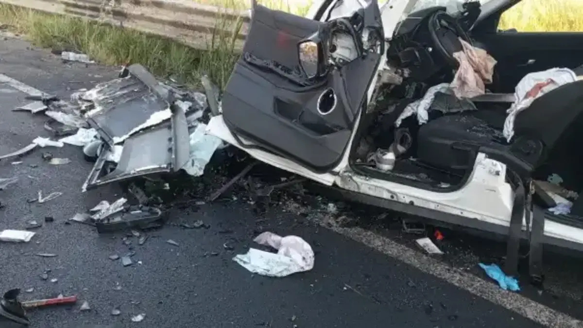 ancora tragedia in strada scontro violentissimo tra auto e due camion ci sono morti e feriti
