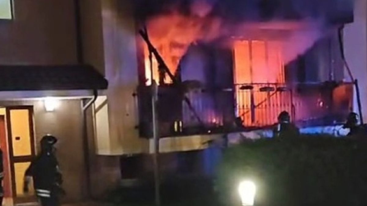 Appartamento in fiamme nella notte, come l’hanno ritrovata: terrificante Appartamento in fiamme nella notte, come l’hanno ritrovata: terrificante