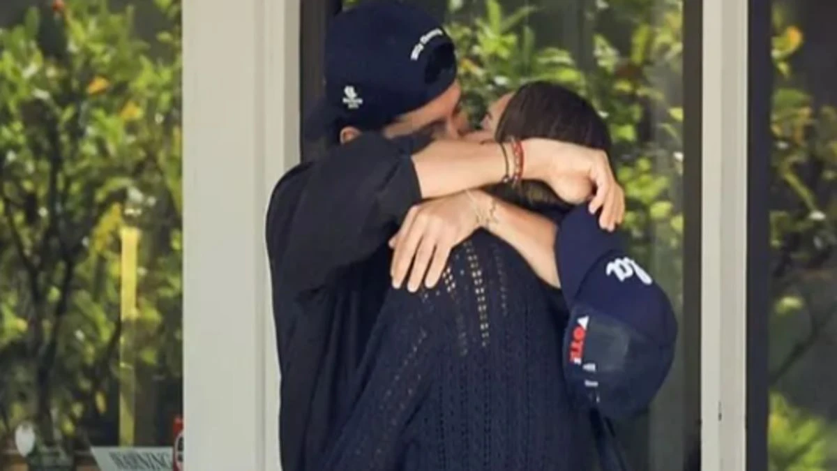 “È tutti vero, stanno insieme”. Amore improvviso per la coppia di attori: lui ha 12 anni in meno! “È tutti vero, stanno insieme”. Amore improvviso per la coppia di attori: lui ha 12 anni in meno!