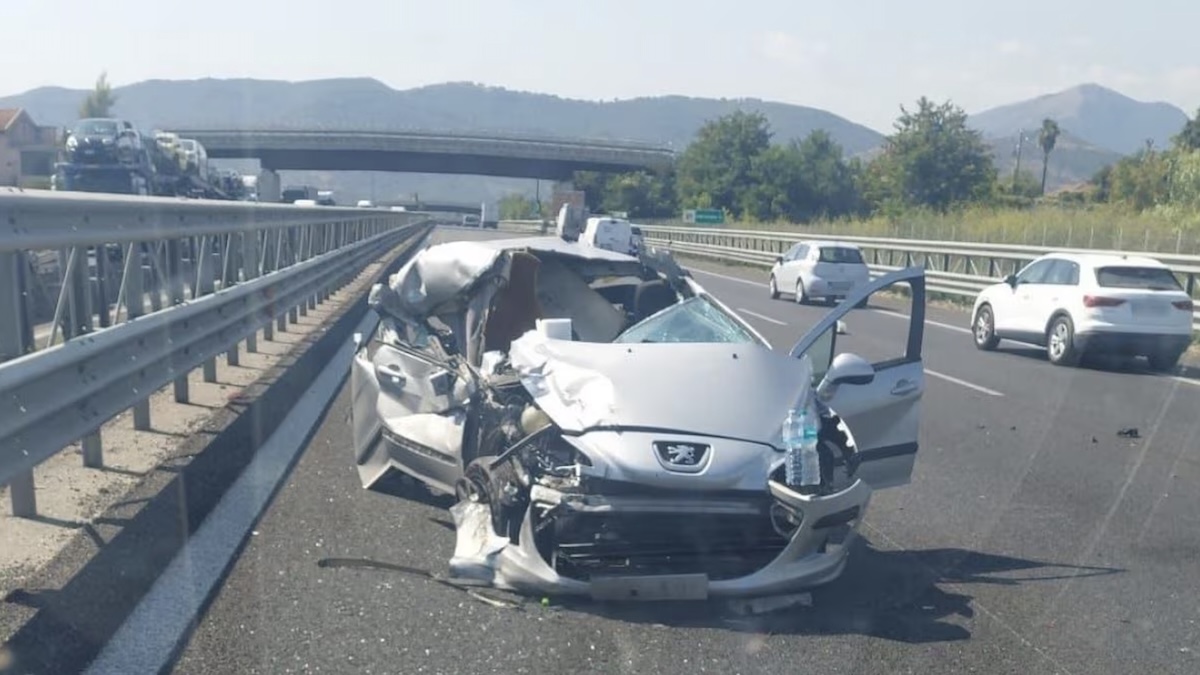 schianto in autostrada lui tra le lamiere italia incidente spaventoso code per chilometri