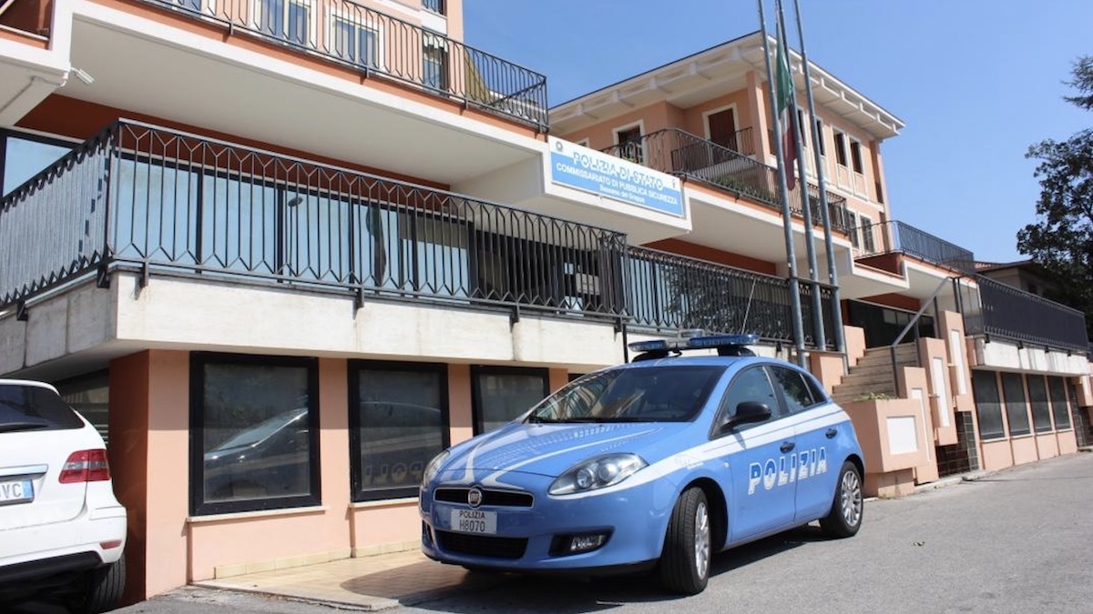 “Lui mi segue ovunque”. L’allarme della politica italiana: “Vi prego, il braccialetto non funziona”