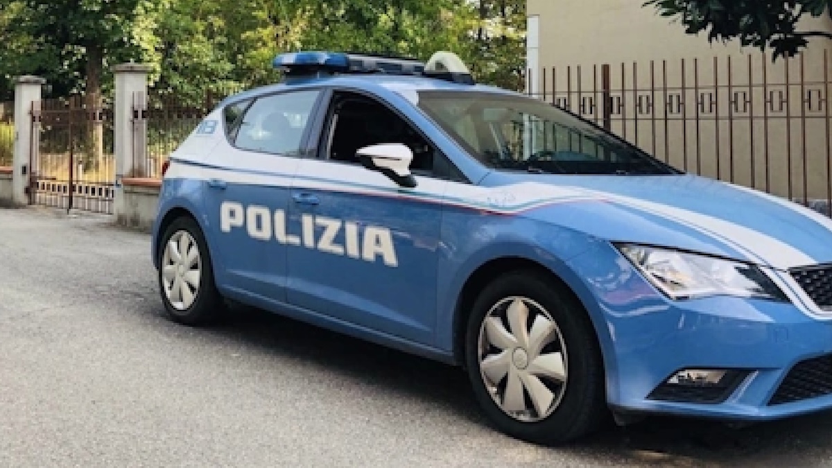 Italia. Sfonda porta dell’hotel e strangola la moglie davanti al figlio di 2 anni