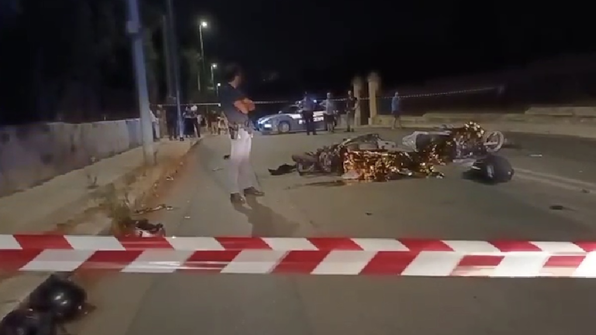 Frontale devastante, le moto distrutte: morti giovanissimi. “Andavano troppo veloce”