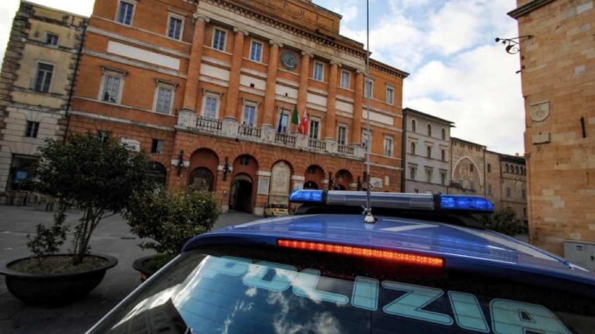 Bloccata contro un muro e picchiata a 11 anni, poi tutto messo sui social: “L’hanno trascinata…” Bloccata contro un muro e picchiata a 11 anni, poi tutto messo sui social: “L’hanno trascinata…”