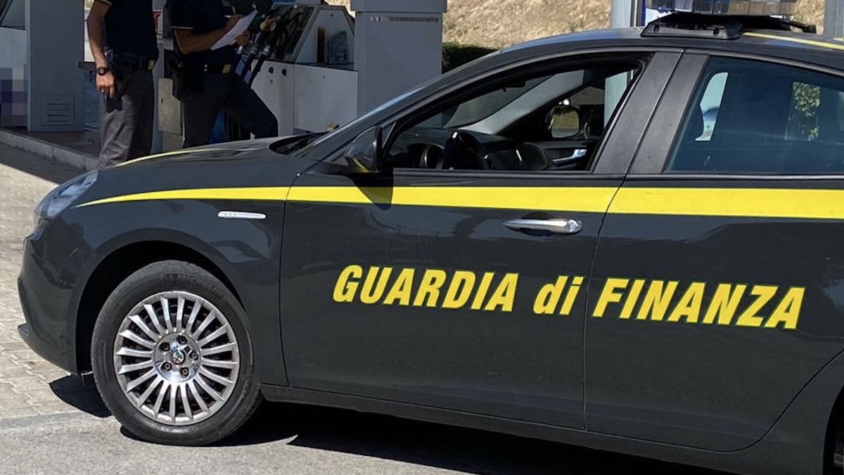 “Serviti nel piatto così”. Alimenti in condizioni rivoltanti, maxi sequestro: shock in centro città “Serviti nel piatto così”. Alimenti in condizioni rivoltanti, maxi sequestro: shock in centro città