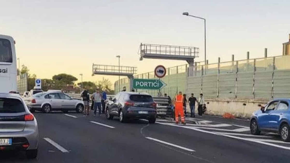 Maxi schianto in autostrada, forte boato: morti giovani e tanti feriti Maxi schianto in autostrada, forte boato: morti giovani e tanti feriti